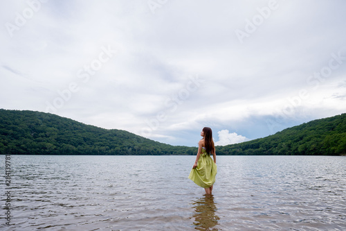 湖畔の女性