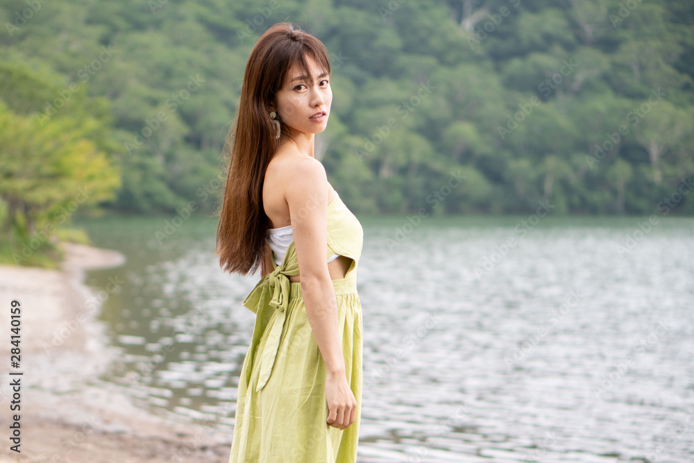 湖畔の女性