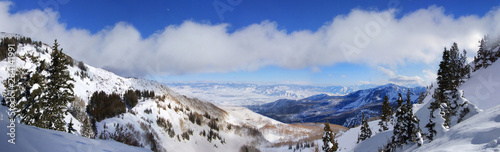 Photos Panoramic shot of a valley in winter, in mountains