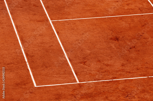 View on a tennis court and baseline © thomathzac23