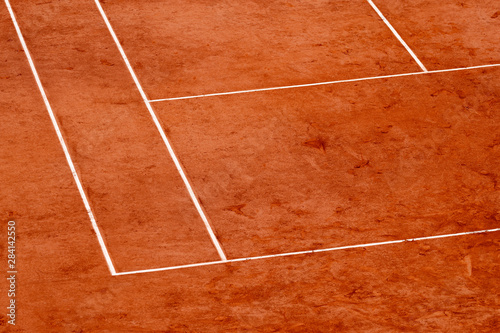 View on a tennis court and baseline © thomathzac23