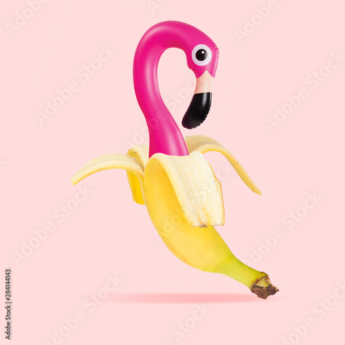 Een alternatieve kijk op gewoon fruit. Banaan als roze flamingo op koraalachtergrond. Negatieve ruimte om uw tekst in te voegen. Modern ontwerp. Hedendaagse kunstcollage. Concept van voeding, emoties, smaak.