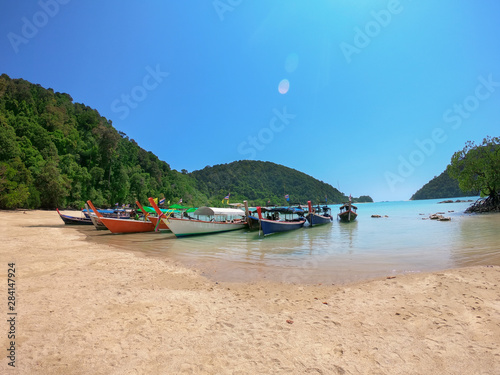 Fotografie tour boats waiting tourism at mai ngam beach mu ko surin national park attractio