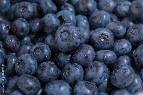  Clean freshly picked blueberries - close up studio shot. ( Ingredients: Antioxidants , Vitamin C, Antioxidant)