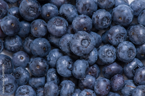 Clean freshly picked blueberries - close up studio shot. ( Ingredients: Antioxidants , Vitamin C, Antioxidant)