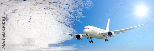 Naklejka na szafę z panoramicznym wzorem samolotu w chmurach