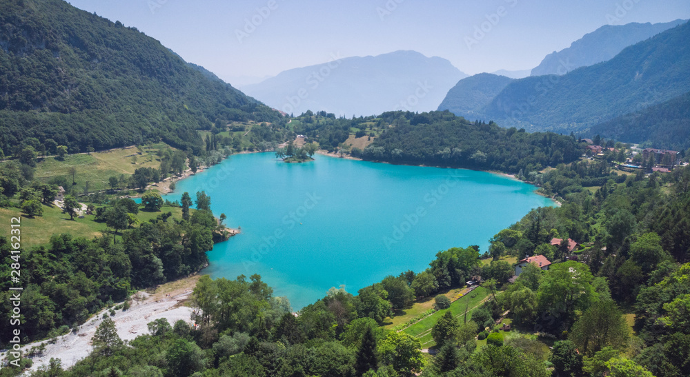 Der türkisblaue Tennosee oberhalb des Gardasees in Italien Der türkisblaue Tennosee oberhalb des Gardasees in Italien