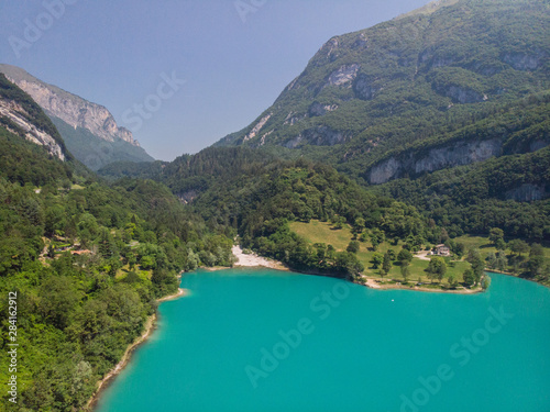 Der türkisblaue Tennosee oberhalb des Gardasees in Italien