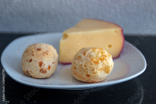 Café da manhã com pão de queijo photo