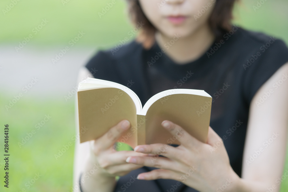 本を読む女子大生 本を読む女子大生