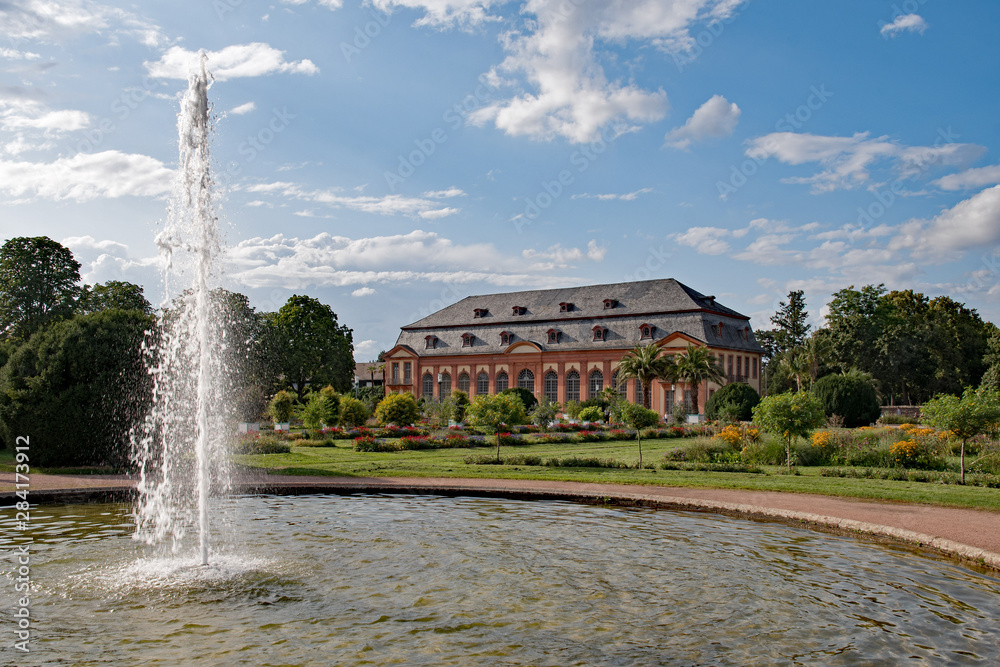 Orangerie in Darmstadt in Hessen, Deutschland mit Brunnen