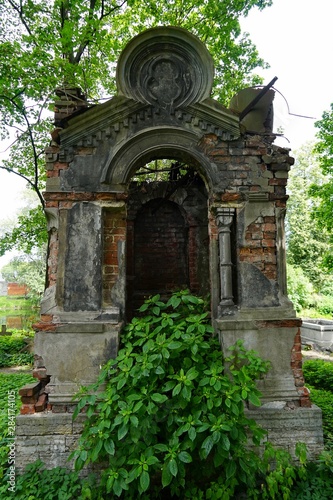 Verlassenes Grabgebäude auf dem Nikolaus-Friedhof in Sankt Petersburg