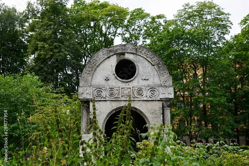 Verlassenes Grabgebäude auf dem Nikolaus-Friedhof in Sankt Petersburg photo