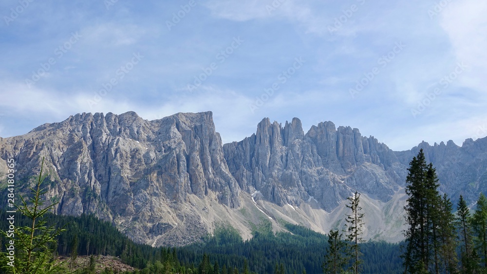 Blick zur Latemar Gebirgskette in den Dolomiten, Südtirol