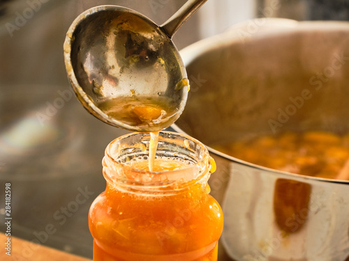 Konstfotografi Pouring marmalade in glass