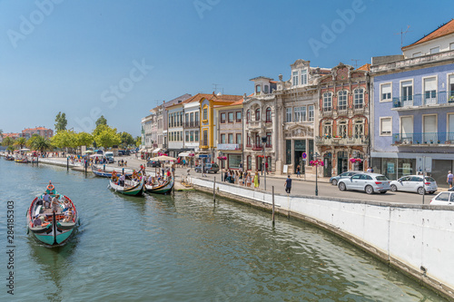 Moliceiros sur les canaux de Aveiro photo