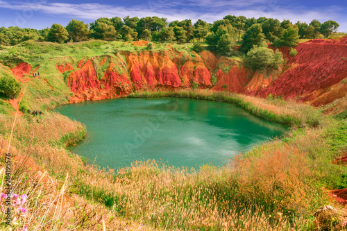 Foto The lake in a old bauxite's quarry in Apulia, Otranto, Salento, Italy