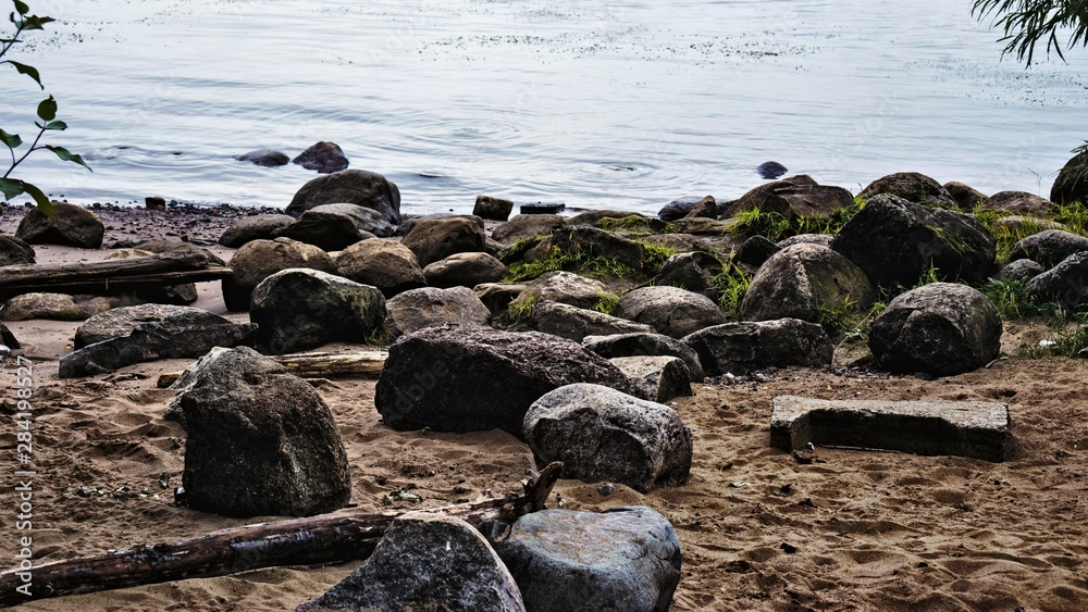 Obraz premium Background large stones on the river