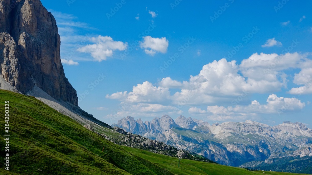 Fototapeta premium Hochgebirgswandern am Sella Joch /Seiser Alm, Dolomiten