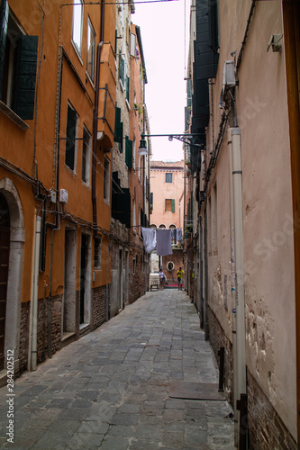 Venezada Italia uma cidade unica com seus canais que s  o usados como ruas e avenidas com um frenetico vai e vem de embarca    es. Uma das cidades mais bonitas da Italia