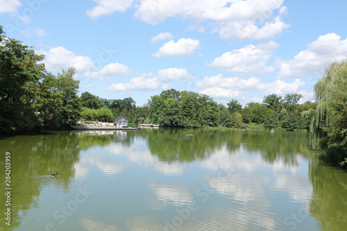 Blick auf den großen See im Kurpark von Bad Nauheim in Hessen photo