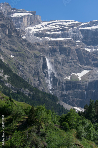 Cascada de agua del deshielo en Gabarnie