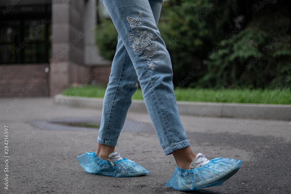 Compact are not torn, wearproof two бахилы for medical objectives of blue color does not tear and not iznashivajutsja Compact are not torn, wearproof two бахилы for medical objectives of blue color does not tear and not iznashivajutsja