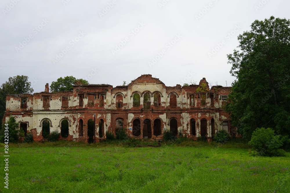 Das verlassene historische Herrenhaus in Gostilitsy bei Sankt Petersburg