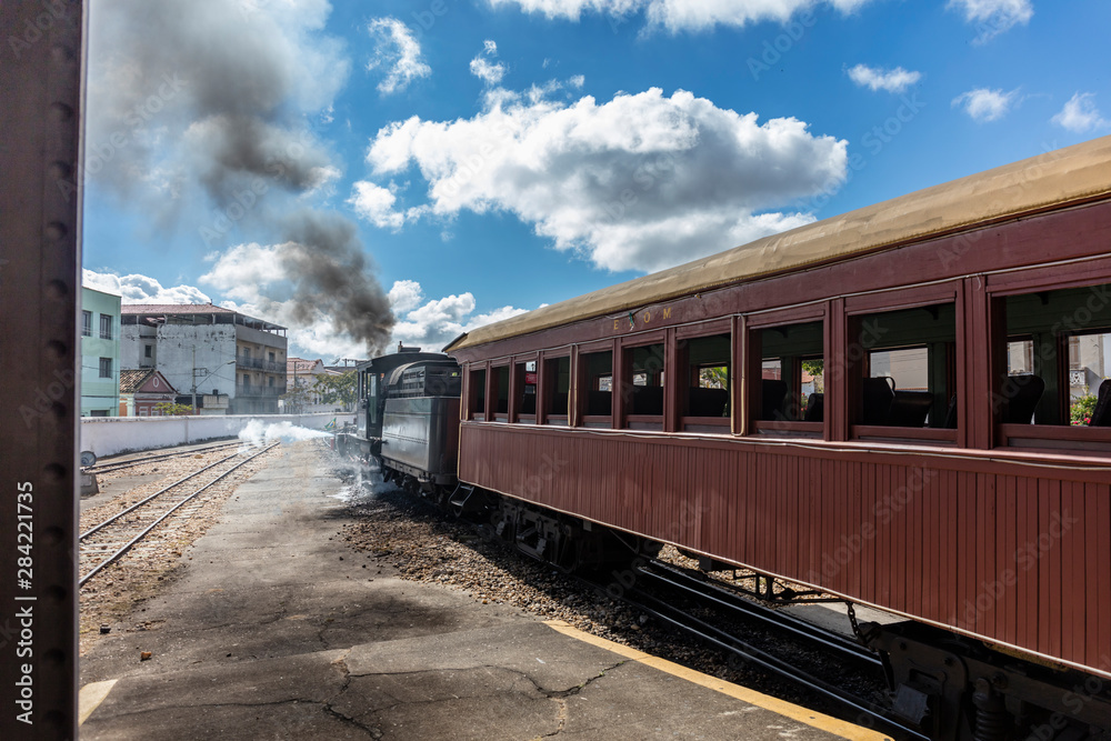 Obraz premium Train at the station waiting for passengers - former steam locomotive in Minas Gerais, train ride between the cities of Tiradentes and Sao Joao del Rei