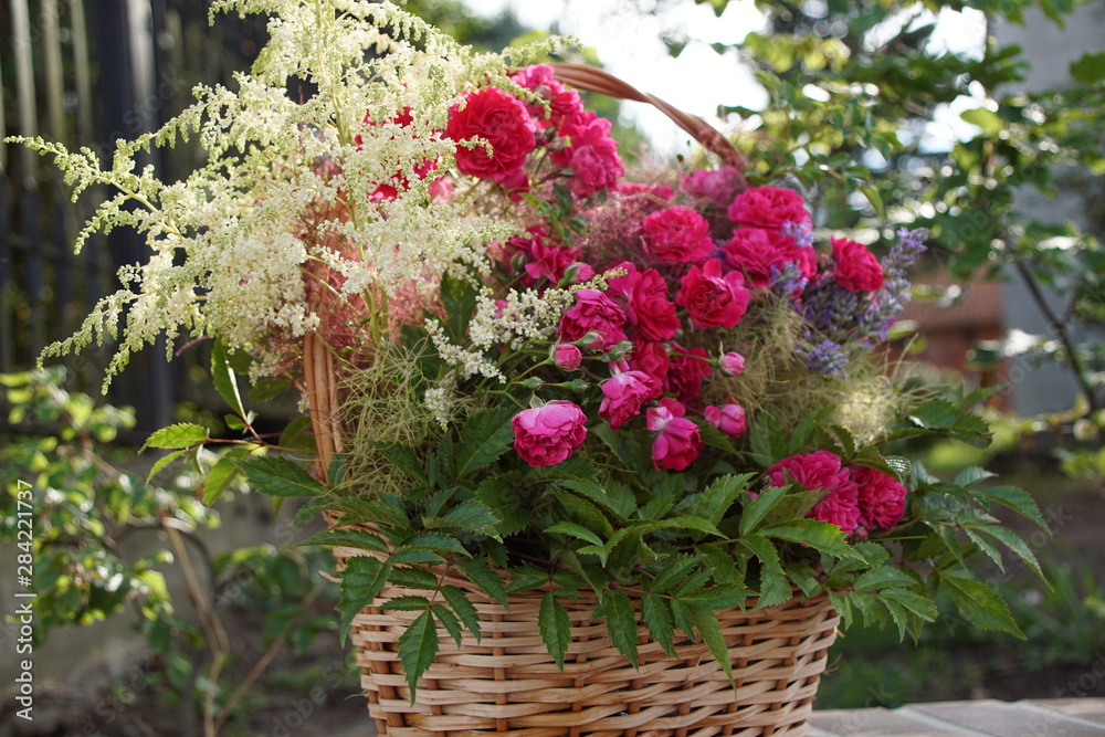 Kwiaty w koszyku, kompozycja kwiatów ,koszyk z kwiatami ,kwiaty