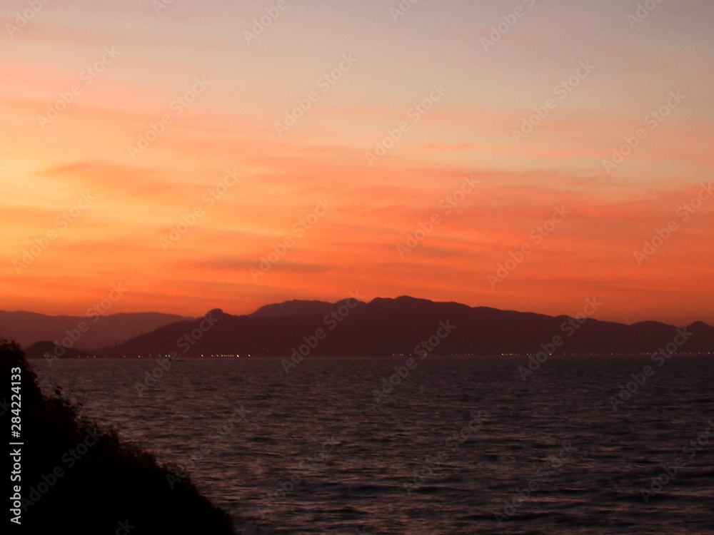 Céu com por do sol no litoral de Santa Catarina, Florianópolis, Brasil, 2019, mar   