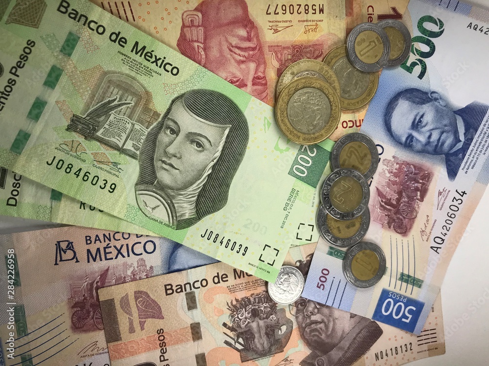 Obraz premium Mexican peso bills spread randomly over a flat surface