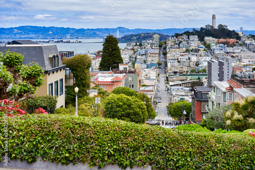Fotografía View Of Lombard Street, The Crookedest Street In The World, San Francisco, Calif