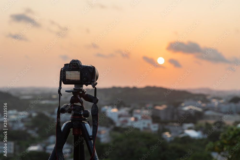 Fototapeta premium 沖縄の夕景 カメラでの撮影風景