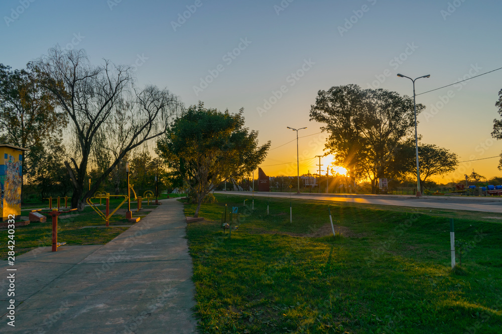 Obraz premium Entrada al Pueblo al Atardecer - Juan Jose Castelli