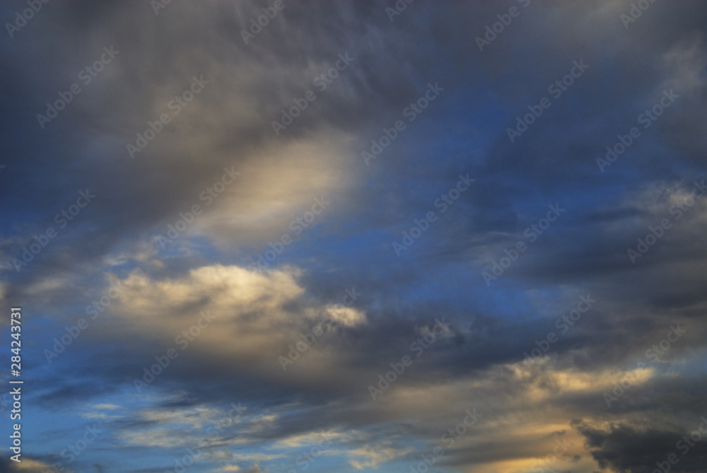Fototapeta premium 夕方 空 雲 素材