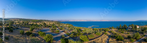 Fotografia Capernaum along the edge of the Sea of Galilee cursed by Jesus for its lack of f