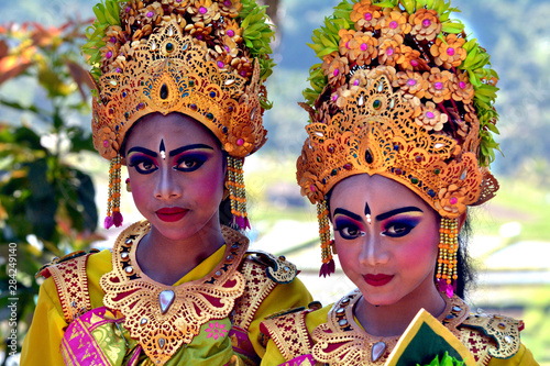 Bild auf Leinwand Balinese women dancing Tari Pendet Dance in Bali Indonesia