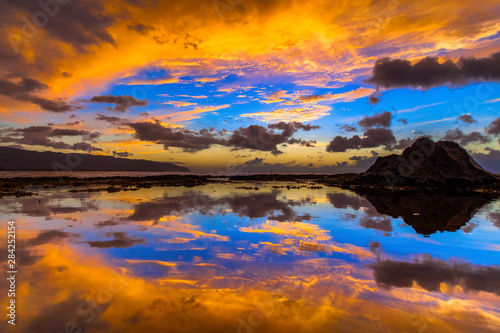Fototapeta Naklejka Na Ścianę i Meble -  Amazing North Shore Oahu sunset reflected in a tide pool