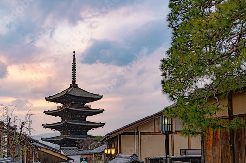 古都京都 八坂の塔と東山の夕景
