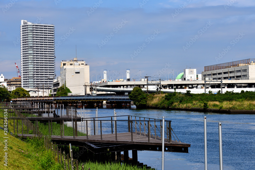青空の横浜ポートサイドの景色