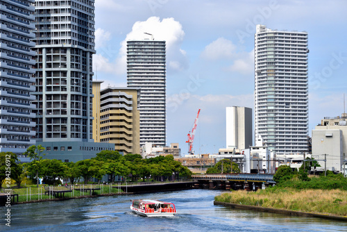 青空の横浜ポートサイドの景色