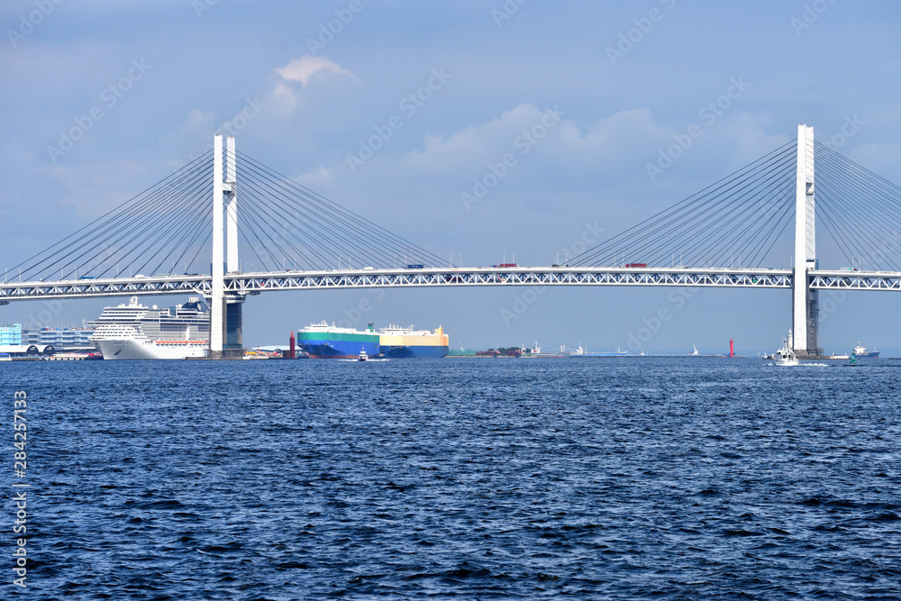 白い雲が浮かぶ横浜港とベイブリッジ