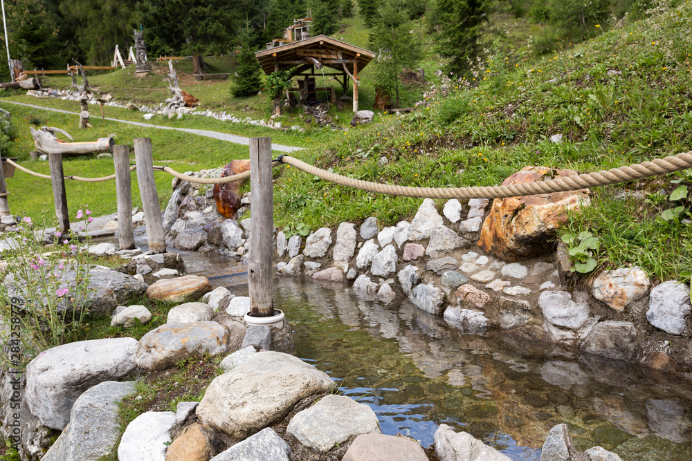 Fototapeta premium Chemin de pieds-nus en montagne