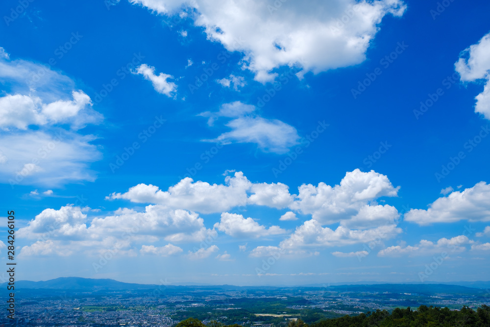 Fototapeta premium 若草山山頂からの眺め 奈良県奈良市 市街地 2019年8月 夏