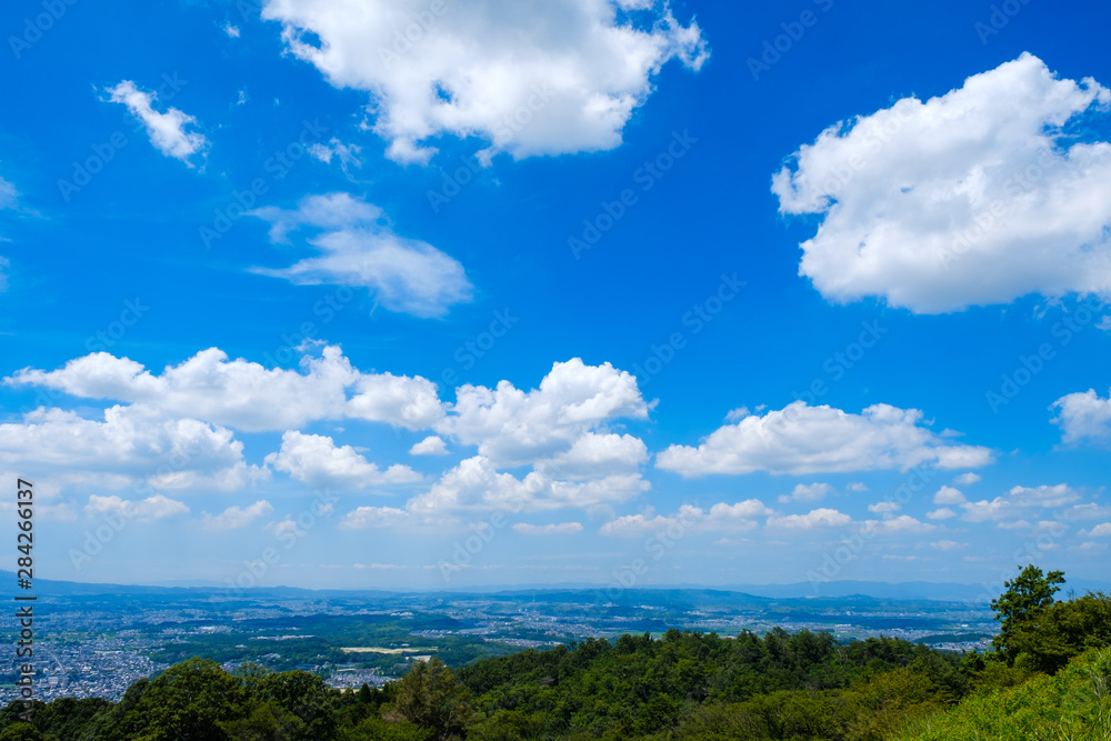 【写真素材】 青空 空 雲 夏の空 奈良 市街地 若草山 背景 背景素材 8月 コピースペース 【写真素材】 青空 空 雲 夏の空 奈良 市街地 若草山 背景 背景素材 8月 コピースペース