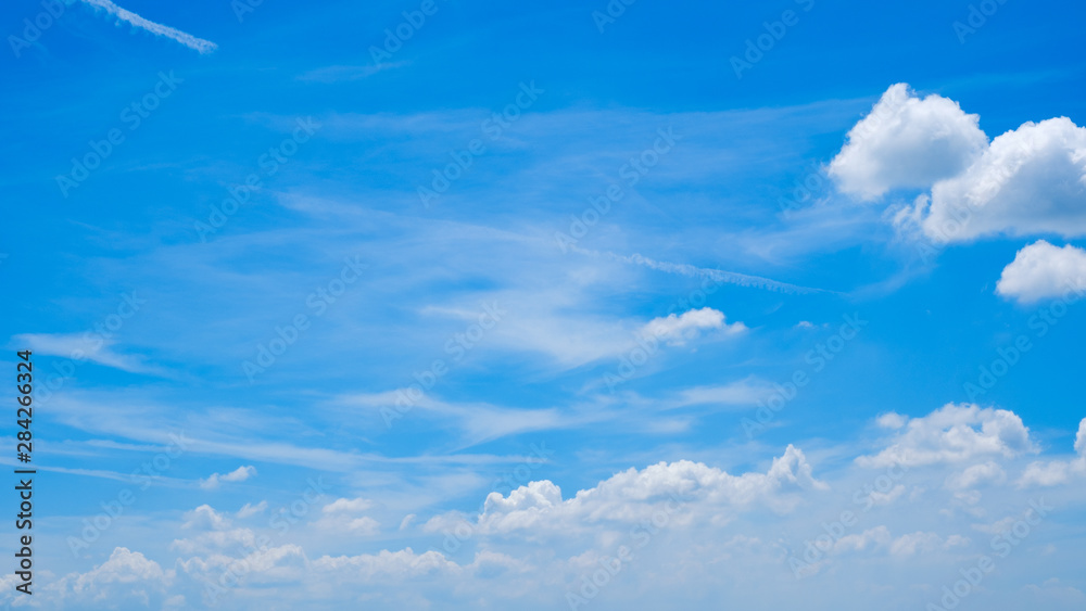 Fototapeta premium 【写真素材】 青空 空 雲 夏の空 背景 背景素材 8月 コピースペース 