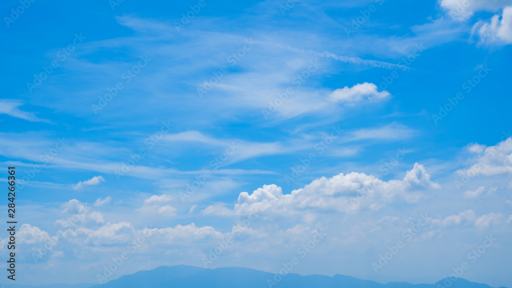 【写真素材】 青空　空　雲　夏の空　背景　背景素材　8月　コピースペース