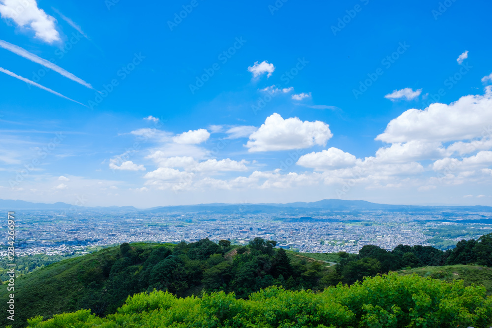 【写真素材】夏の若草山から見た奈良の街　 青空　空　雲　夏の空　背景　背景素材　8月　コピースペース　