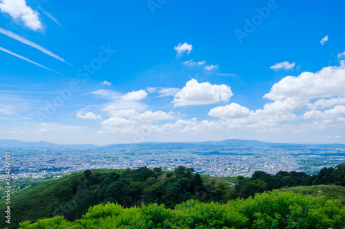 【写真素材】夏の若草山から見た奈良の街 青空 空 雲 夏の空 背景 背景素材 8月 コピースペース 